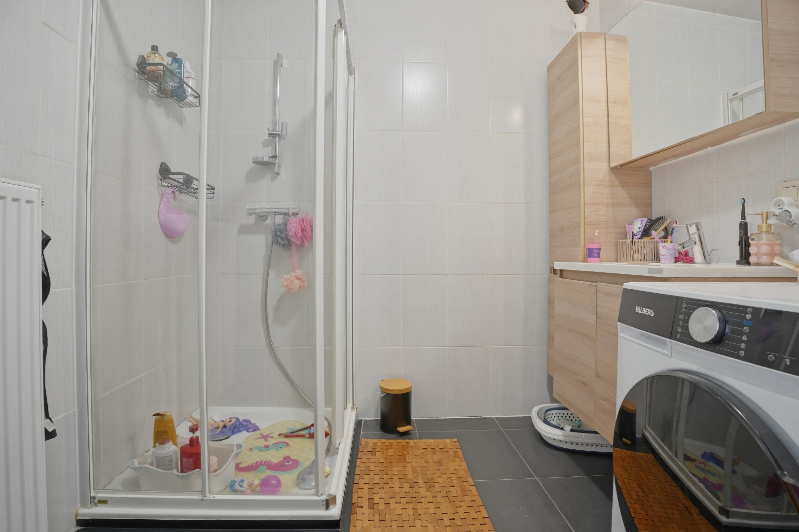 Recent appartement met privatieve tuin (346m²)  en ruim terras (40m²) in het centrum van Woumen! 
