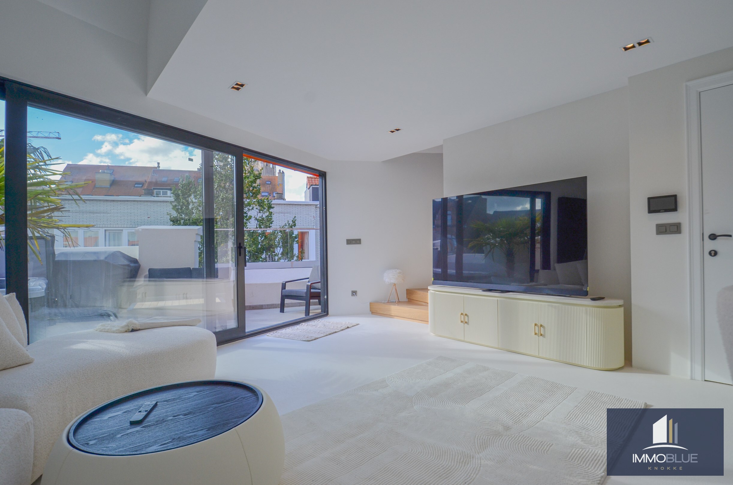 EXCLUSIF : Appartement en duplex avec grande terrasse situé dans une résidence neuve à petite échelle de style Art Déco. 