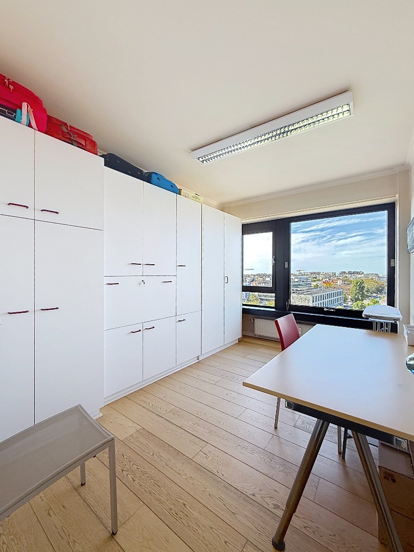 Appartement prêt à emménager exceptionnellement bien situé avec une vue magnifique sur le port de plaisance. 