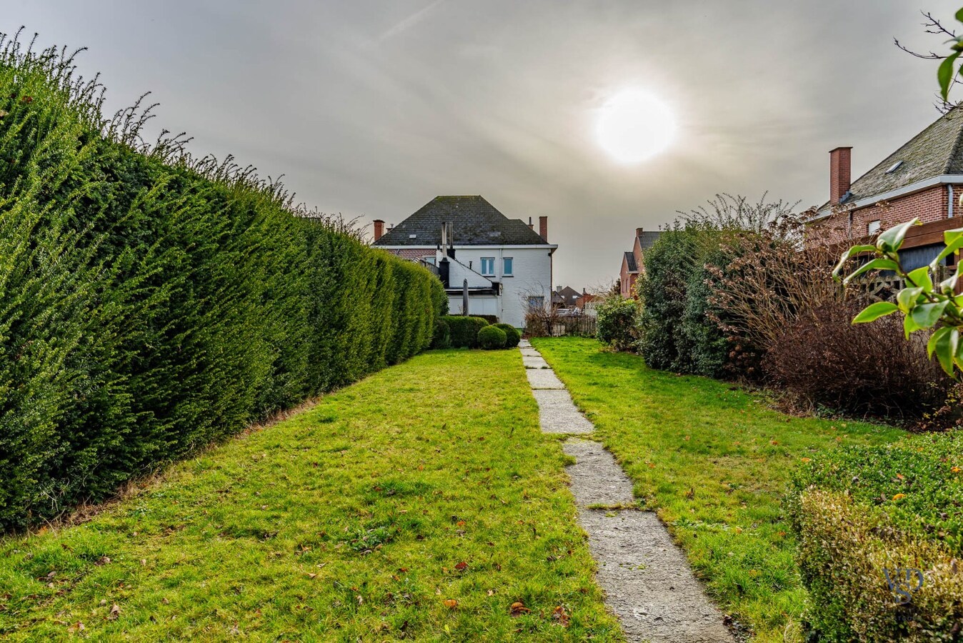 Ruime, deels gerenoveerde Half Open Bebouwing 