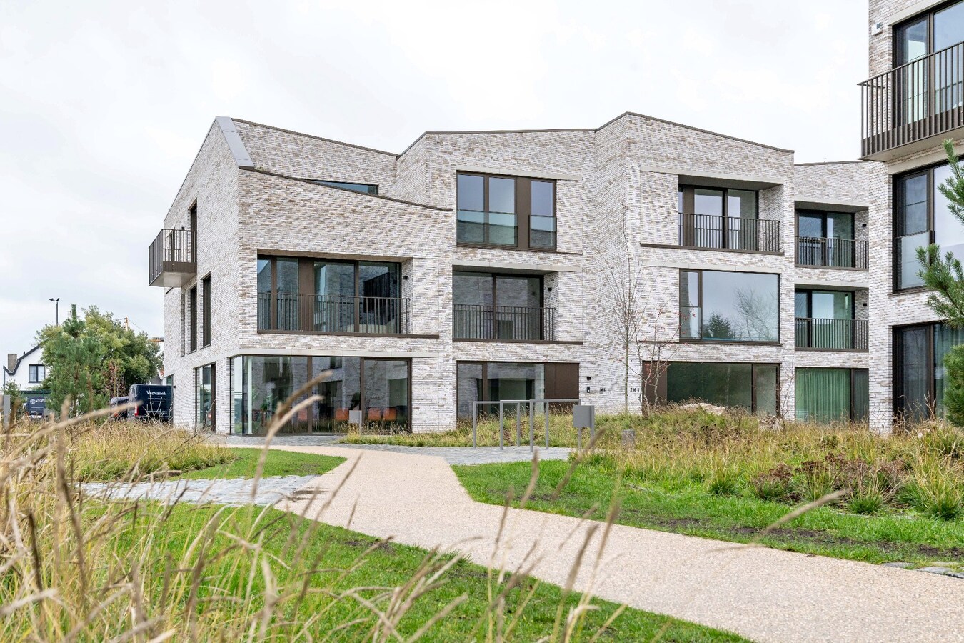 Exclusief verblijf met lift, terrassen en uitzonderlijke volumes in een groene-autovrije verkaveling te Knokke. 