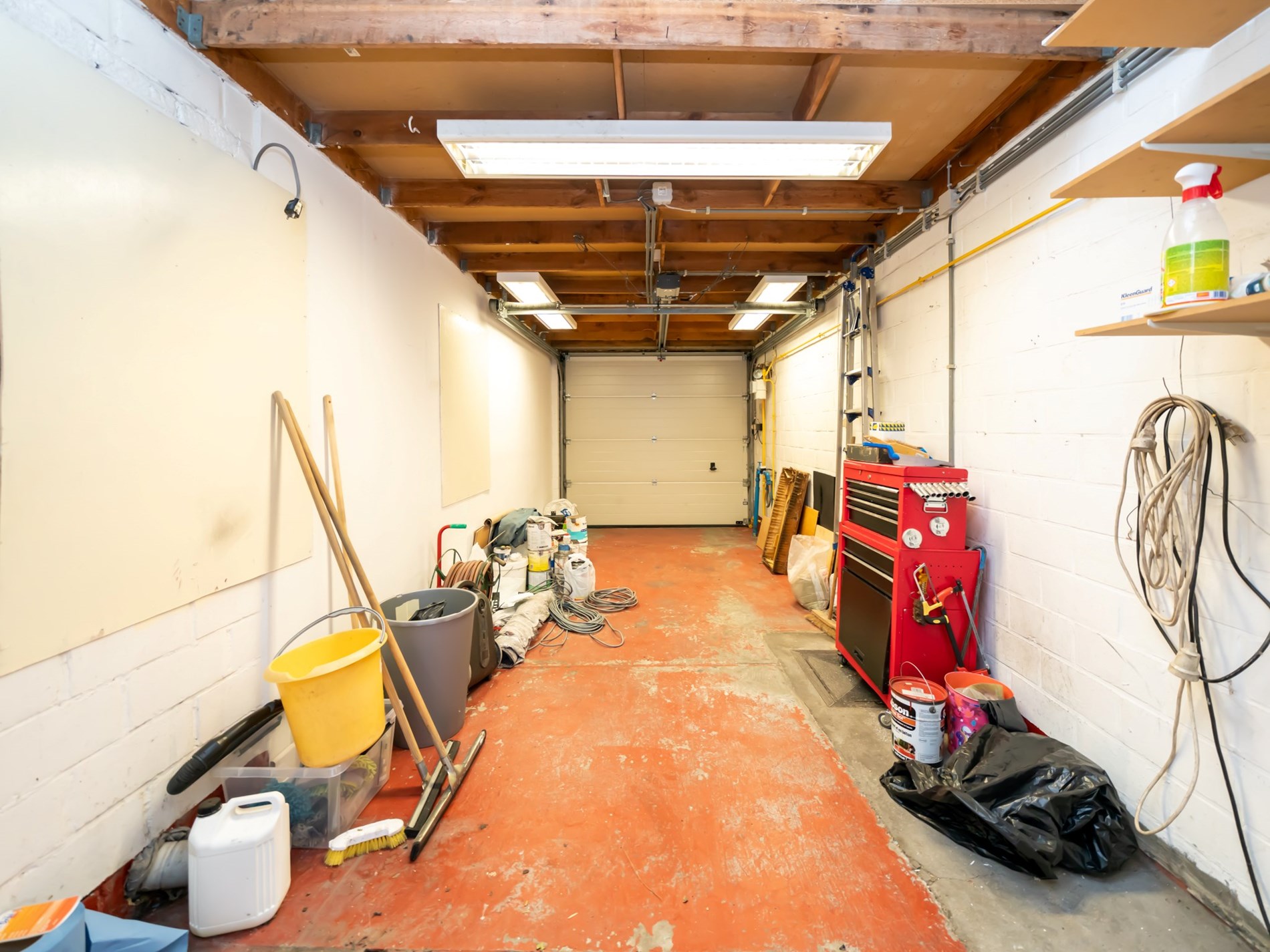 Gerenoveerde 3-gevelwoning met 3 kamers, garage en tuin 