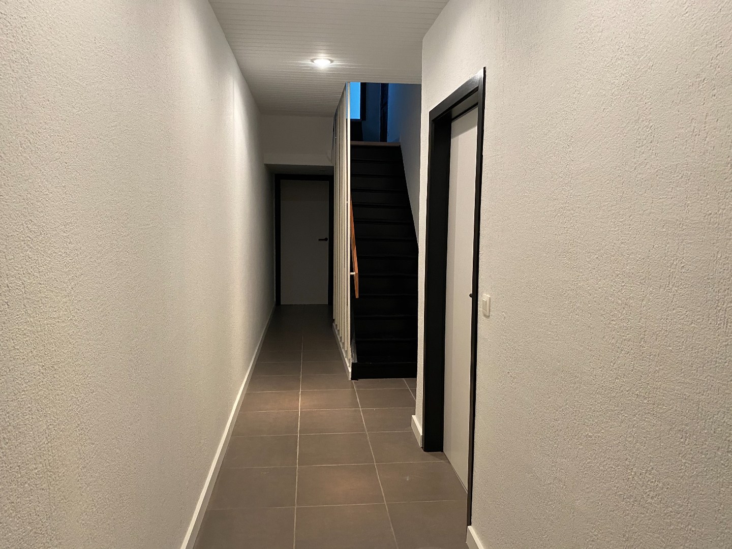 Verrassend ruime en gerenoveerde stadswoning met garage en uitweg! 
