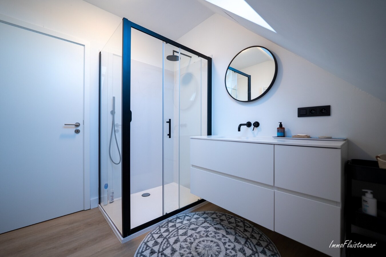 Karakteristieke villa met paardenaccommodatie op ca. 9.680 m2 te Tisselt (Willebroek) 
