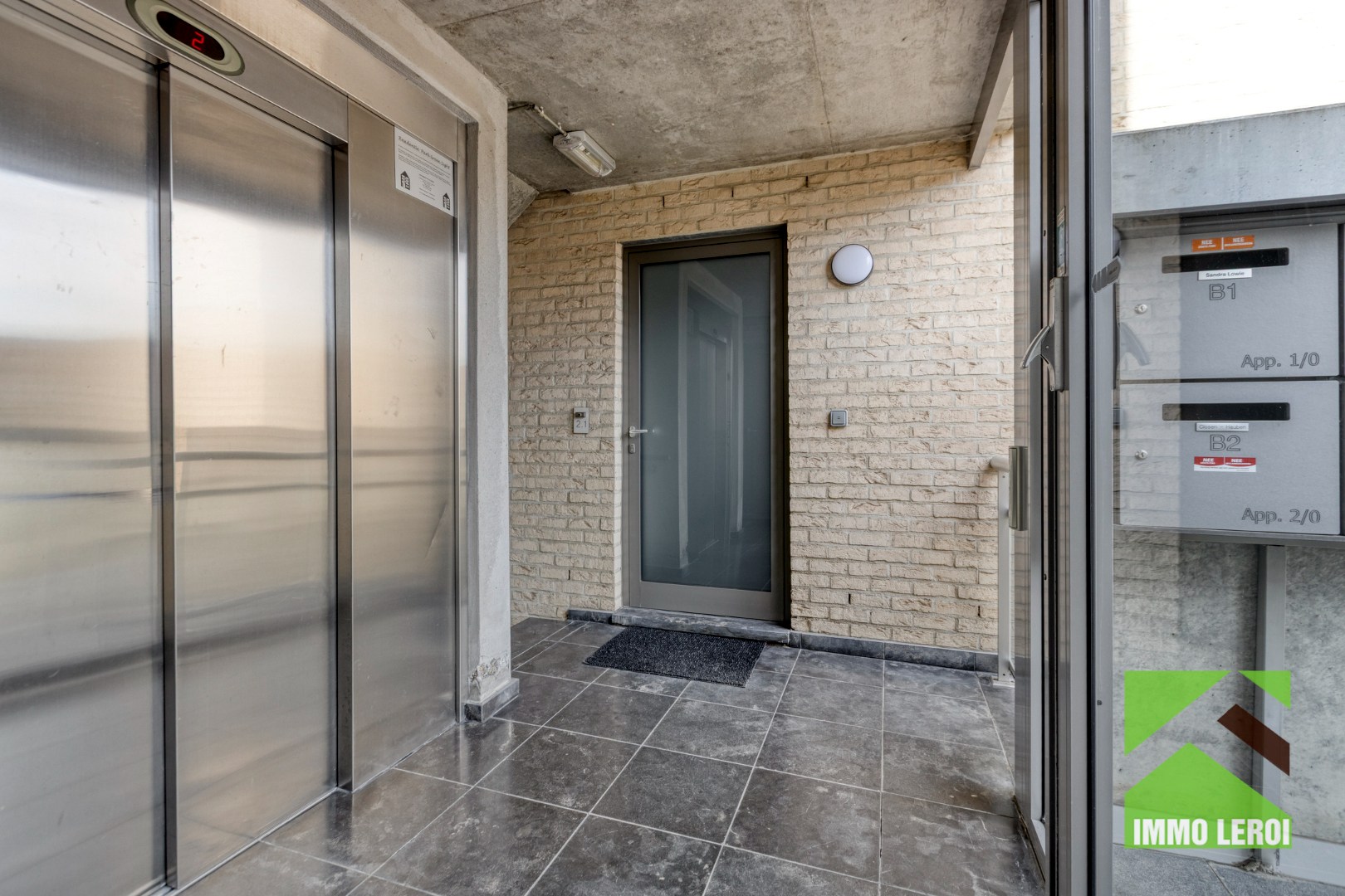 Gemeenschappelijke inkom met lift