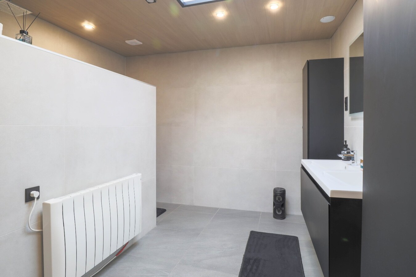 Ruime en recent gerenoveerde gezinswoning met garage te koop ! 