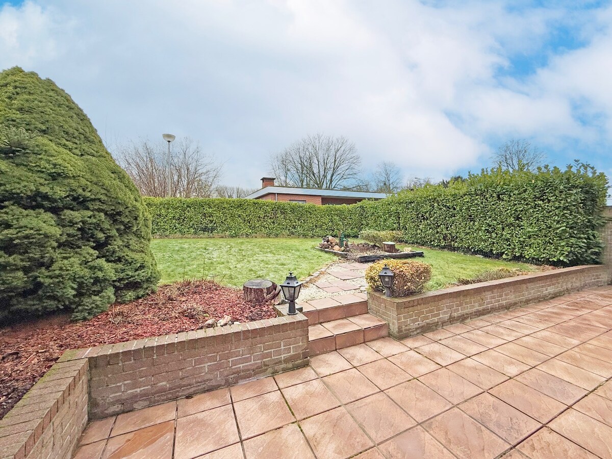 Op te frissen HOB met garage en tuin te Bijloke 