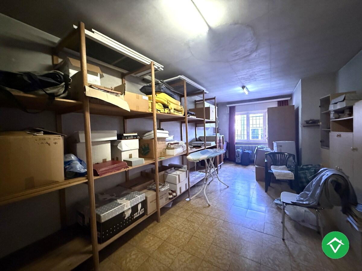 Karaktervolle, stevige woning met 4 slaapkamers, tuin en garage in centrum Roeselare 