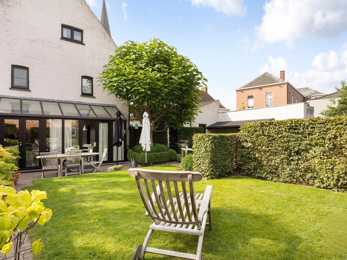 Charmant handelspand met woonst op de markt in Kruishoutem 