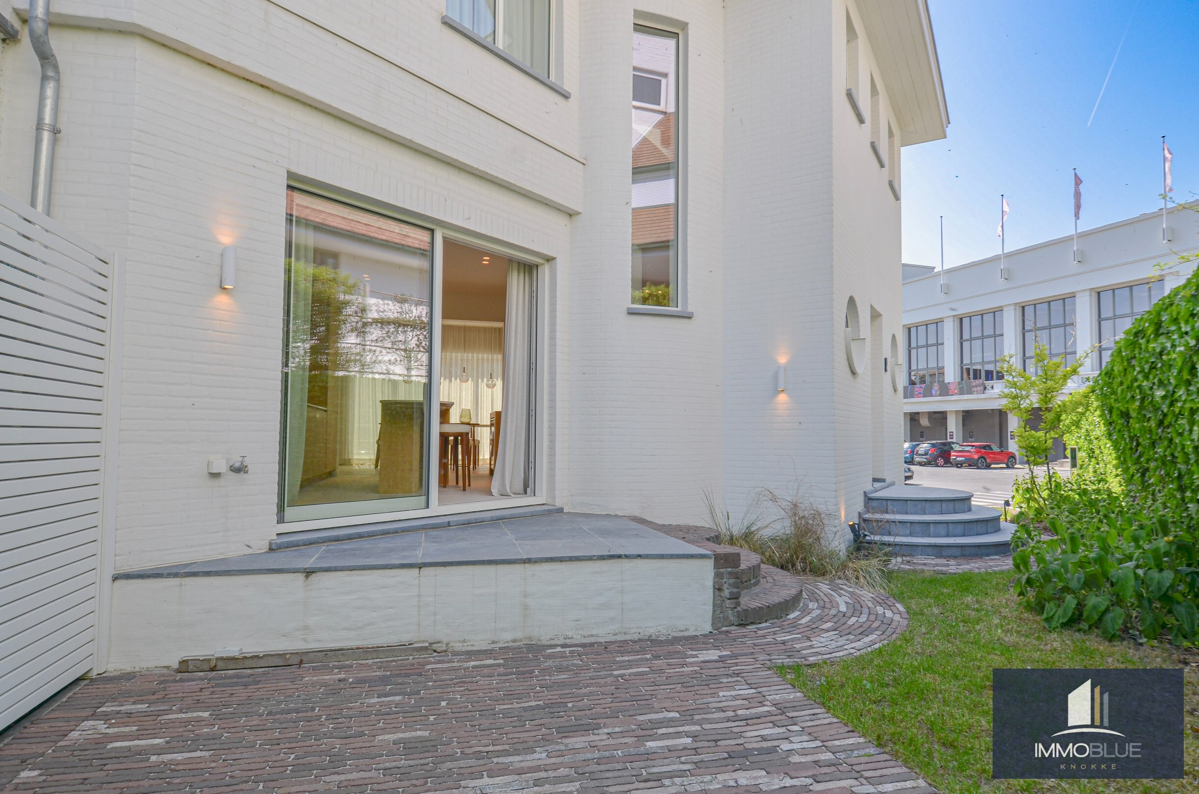 Exclusieve villa: Uitzonderlijk volledig gerenoveerde villa met frontaal zeezicht. 