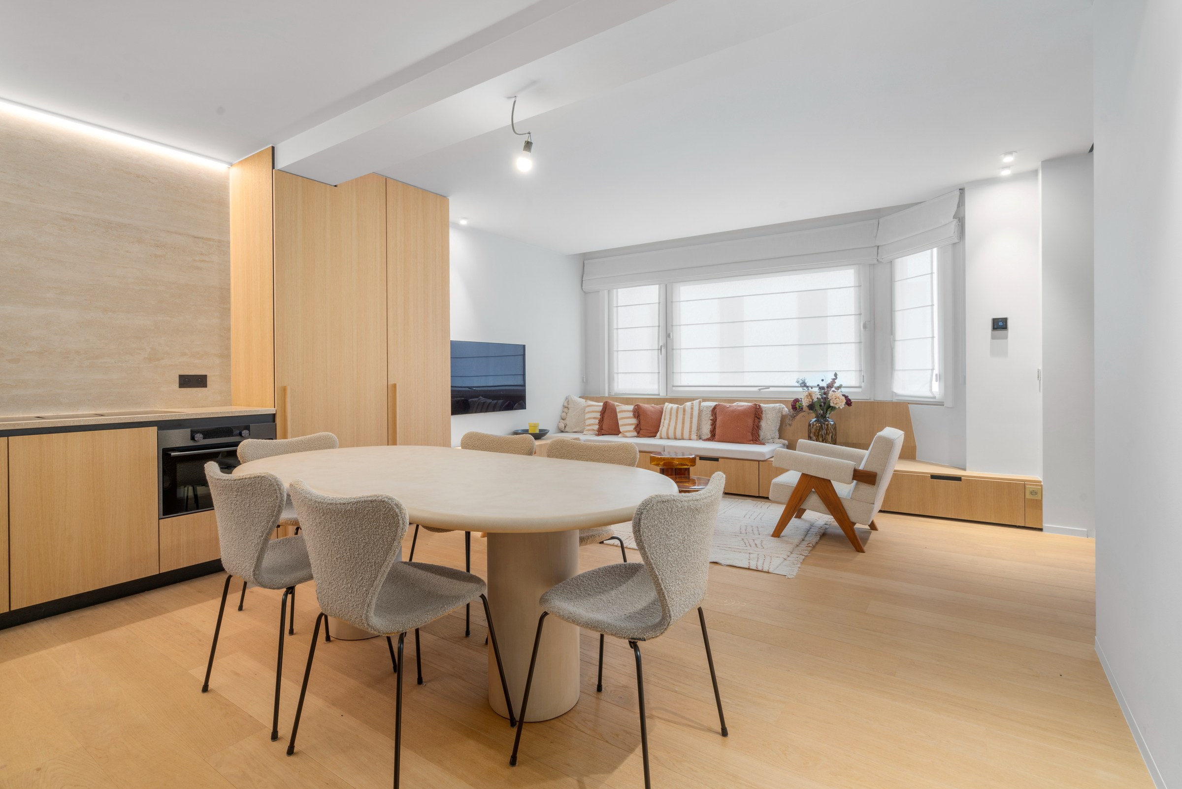 Zeer mooi en luxueus afgewerkt 3 slaapkamer appartement aan het Driehoeksplein nabij de Zeedijk 