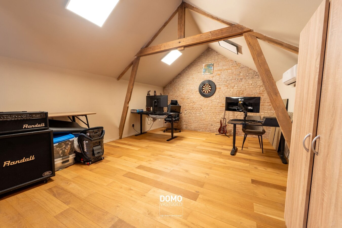 RUIME, INSTAPKLARE EN GERENOVEERDE WONING MET KANTOORGEBOUW INCLUSIEF PARKEERGELEGENHEID, TUIN EN ZWEMBAD TE MIELEN BOVEN AALST (GINGELOM) 