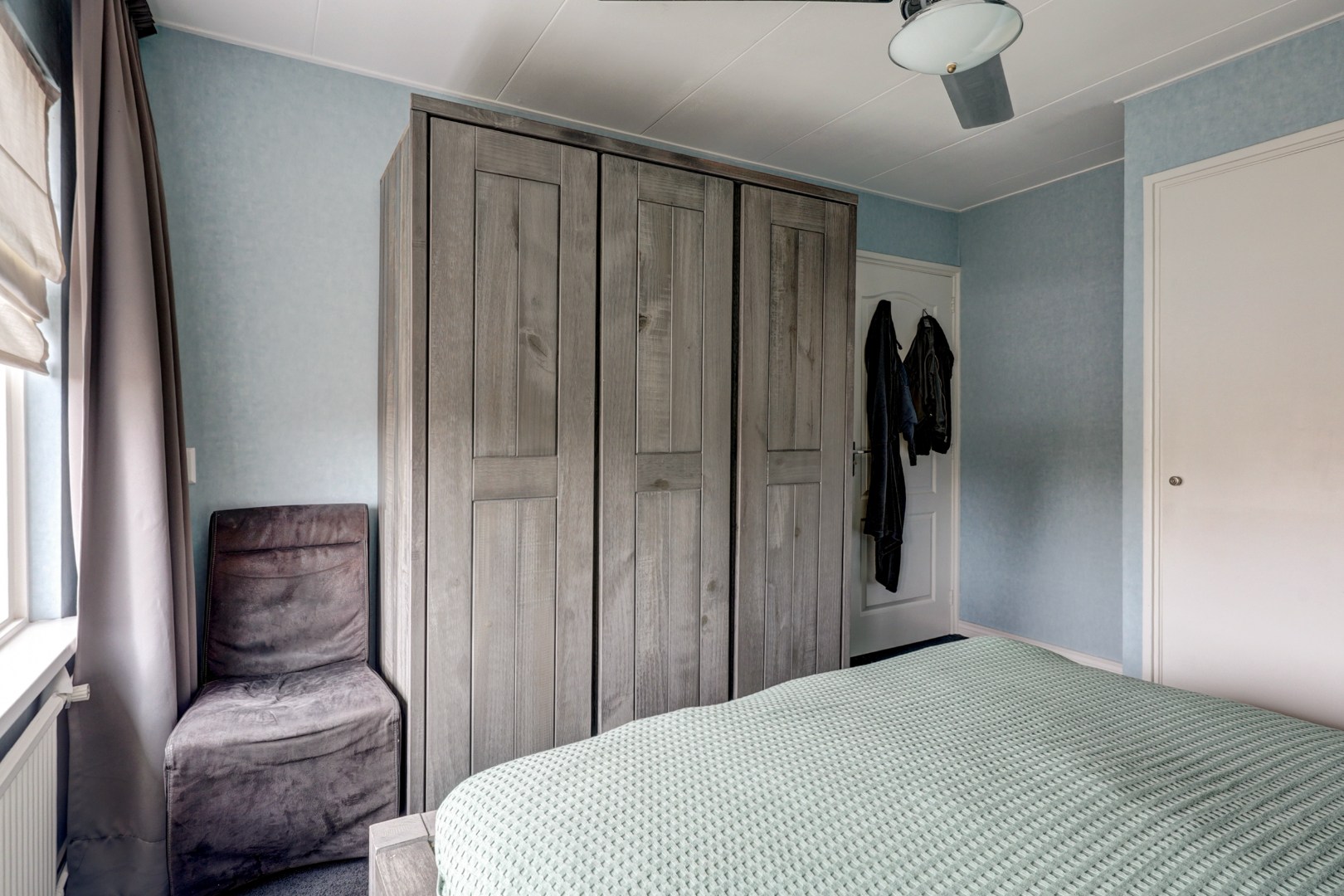 Lichte 4-kamer tussenwoning met eigen garage, 3 slaapkamers, onderhoudsvriendelijke tuin met berging en gelegen op eigen grond! 