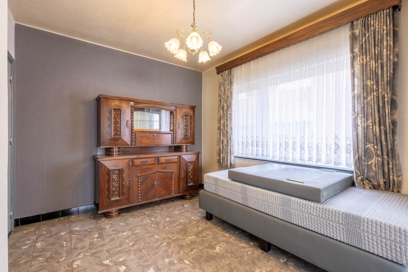 Charmante, te renoveren woning op een perceel van 9a14ca met ruime garage in achtertuin! 