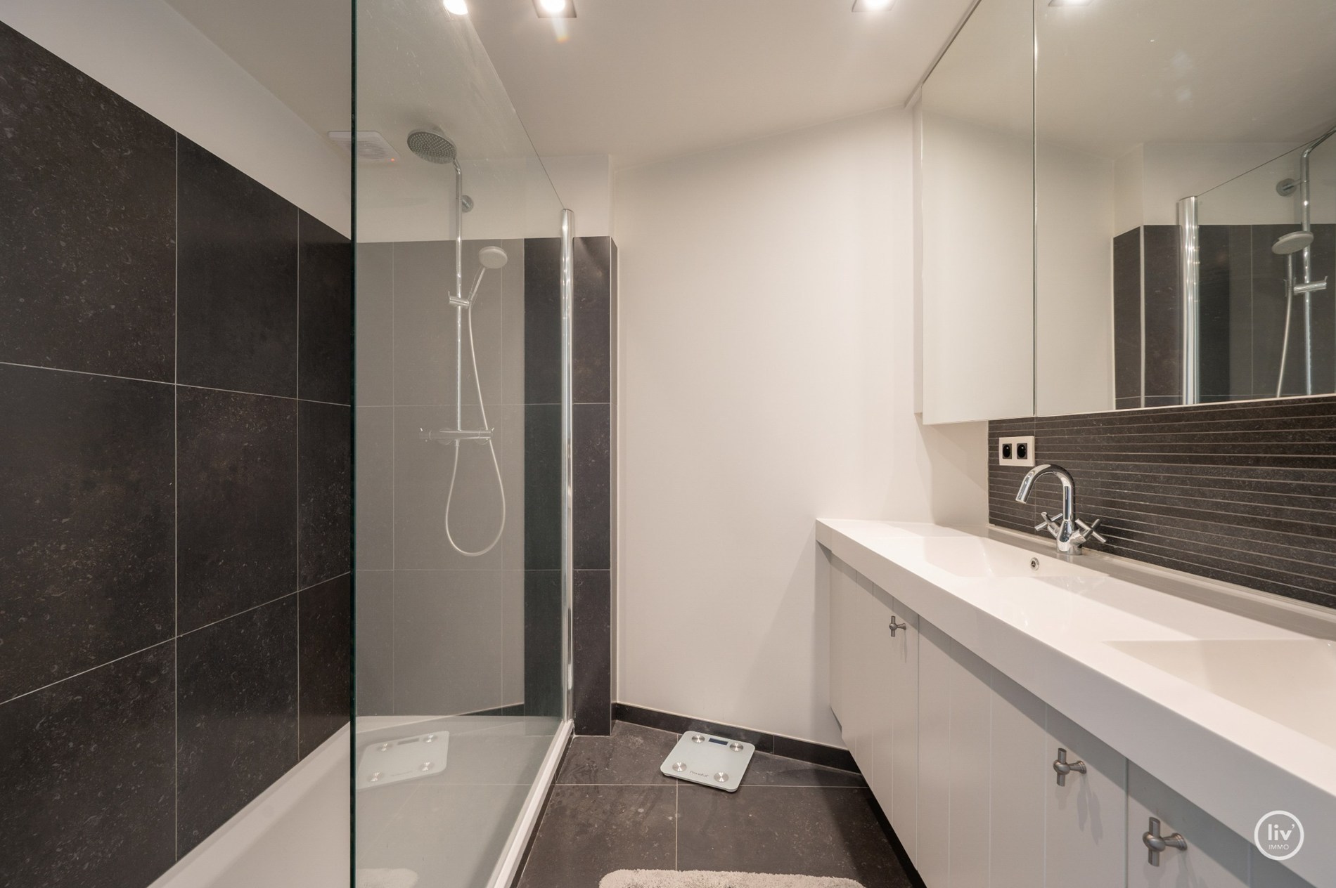 Appartement spacieux et prêt à emménager avec 3 chambres, très bien situé à proximité des commerces de l'avenue Dumortier et de l'a 