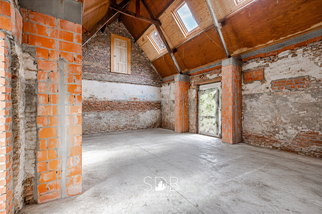 Authentieke hoeve met achterliggend groen op 5.192m² 