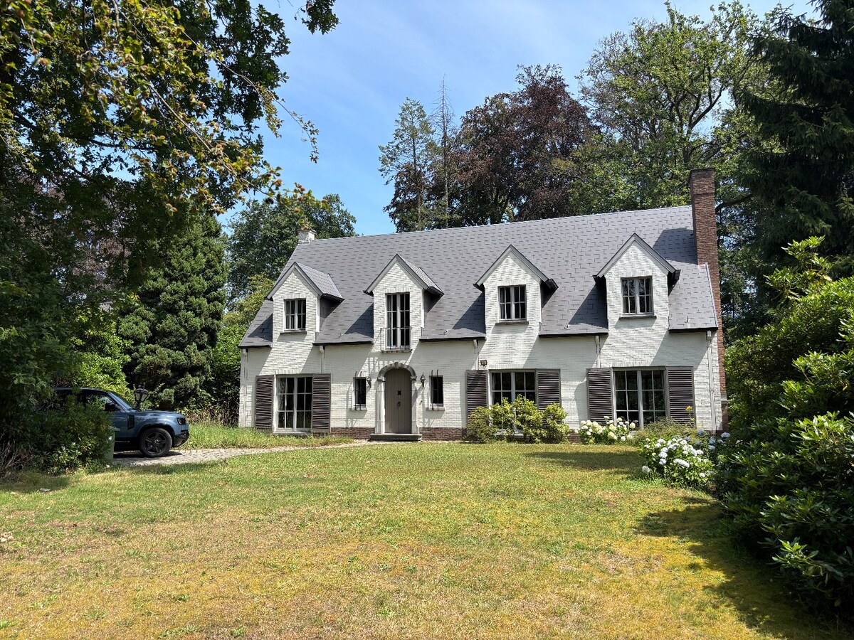 Villa met praktijkruimte en dubbele garage op riant perceel van 2.010 m² te Schoten 