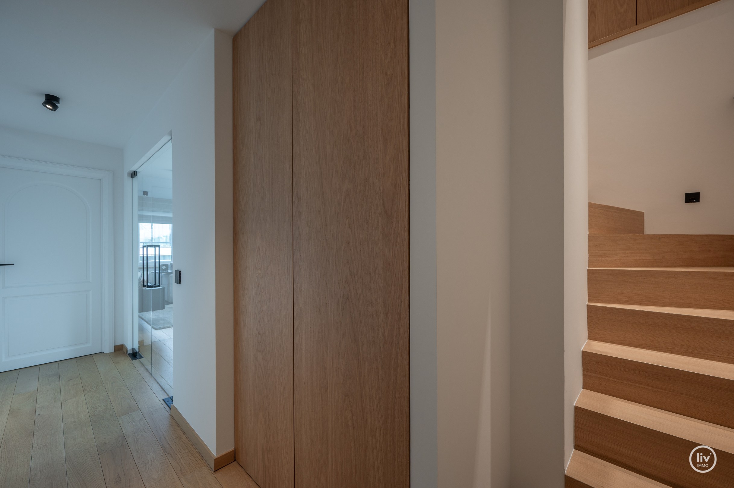 Uniek HOEK duplexappartement/penthouse met panoramisch uitzicht over de Dumortierlaan te Knokke. 