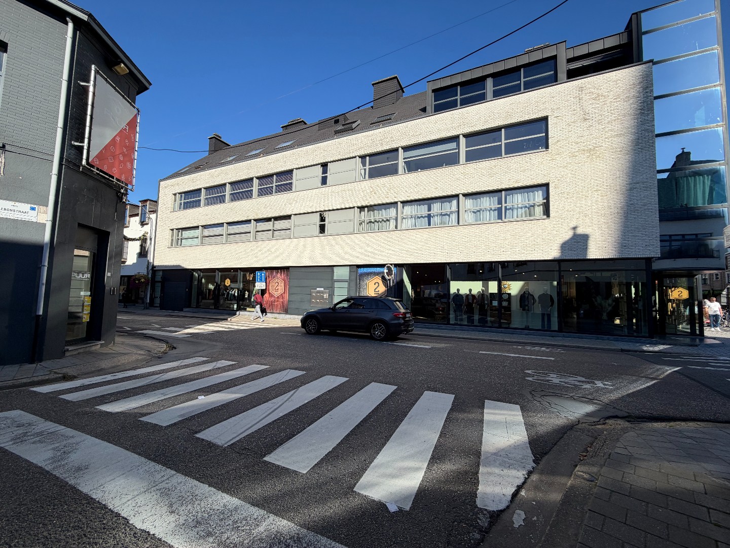 Prachtig appartement op de eerste verdieping met 3 slaapkamers, midden in het centrum gelegen 