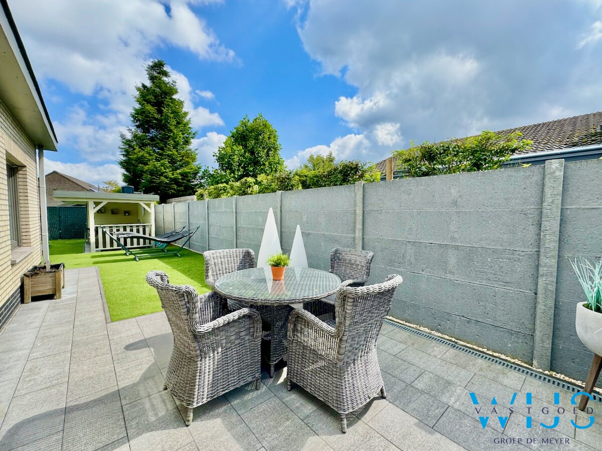 Bungalow met zwembad &amp; bijgebouw te Ertvelde ! 