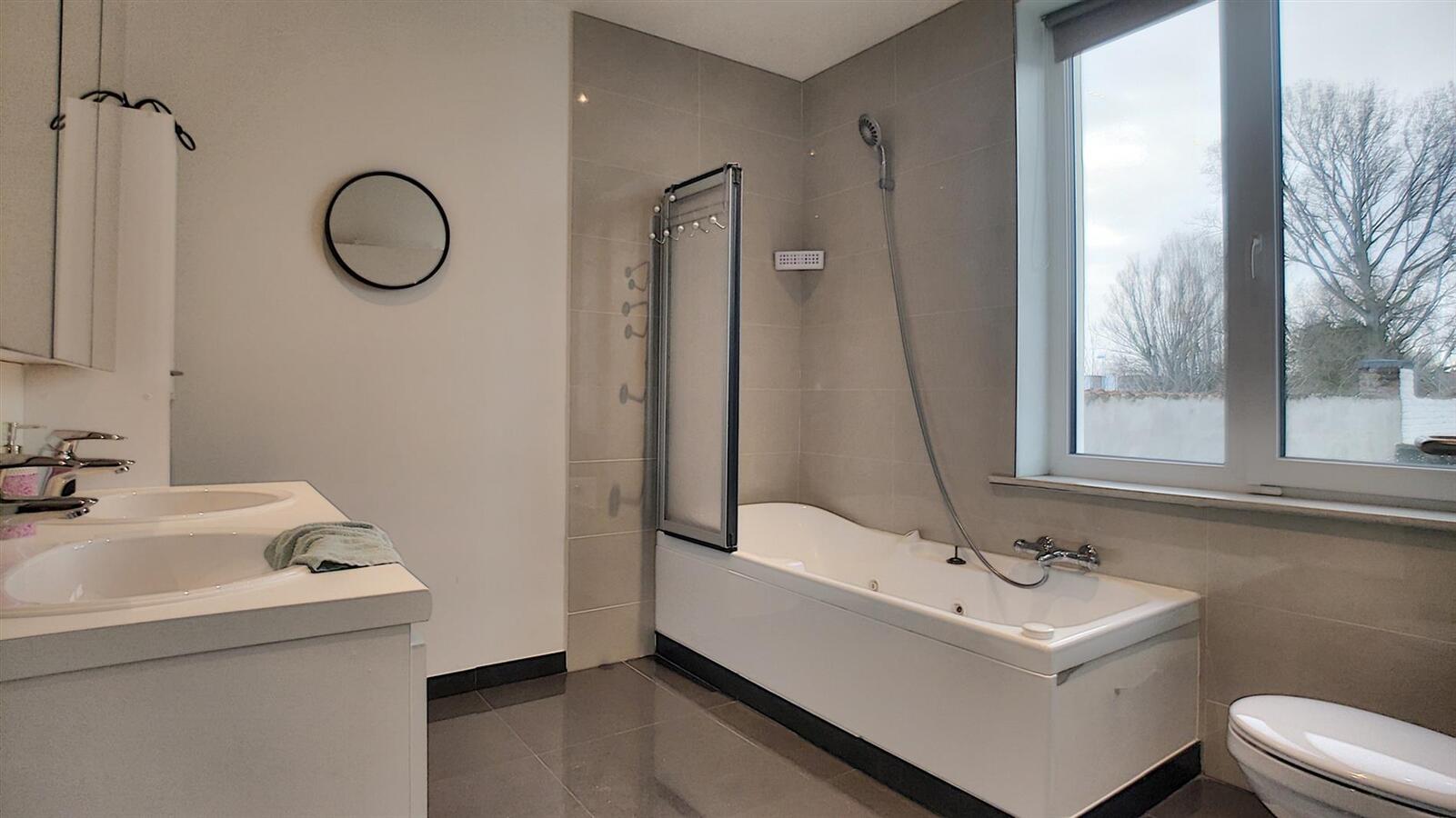 Knap gerenoveerde gezinswoning met 3 slaapkamers  - Heist 