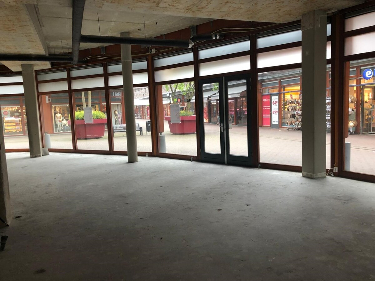 Modern winkelpand / broodjeszaak / restaurant / lunchroom op een A1-locatie in het centrum van Goirle aan de Hovel 34 