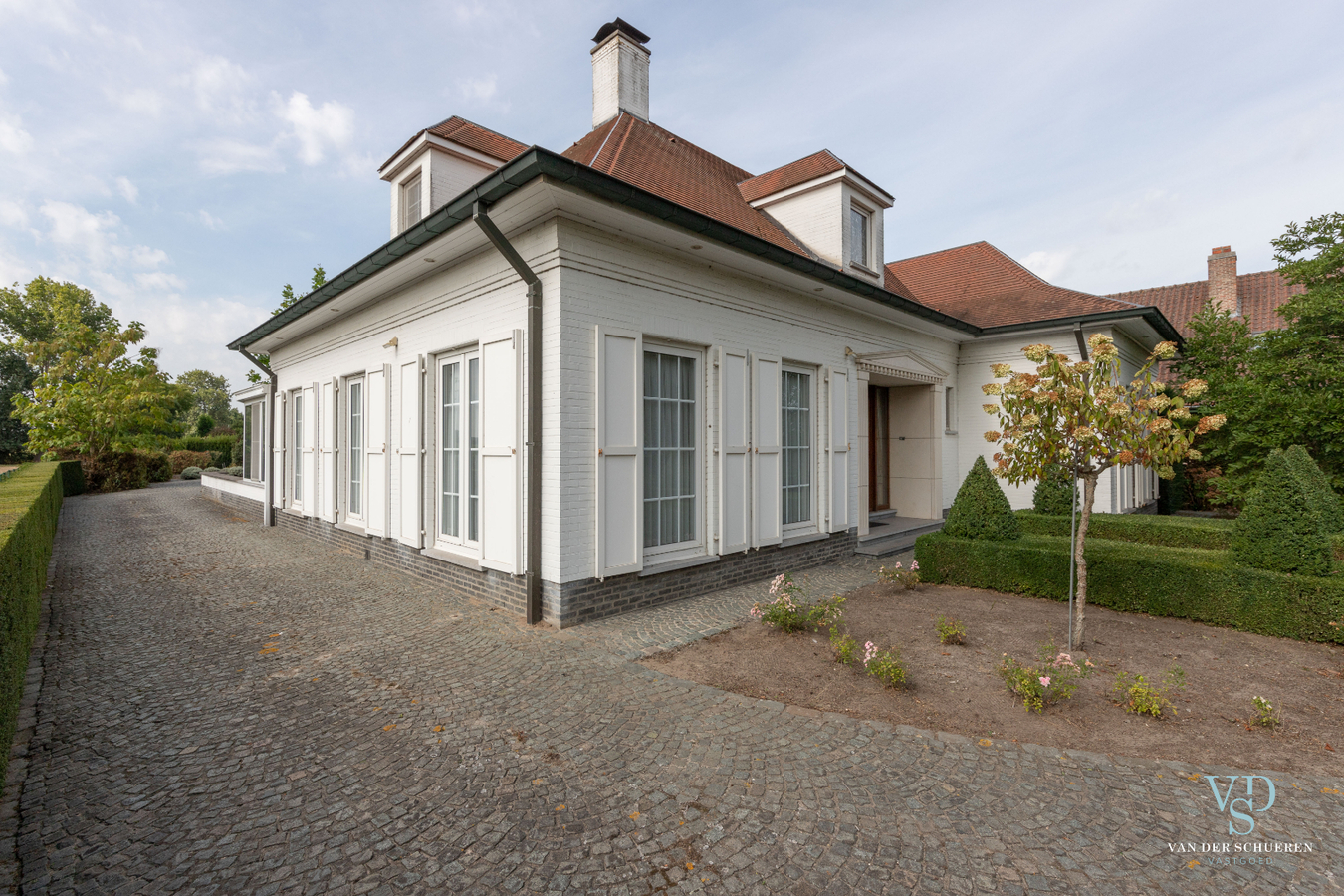 Lichtrijke, stijlvolle villa  (EPC van 254 !). 