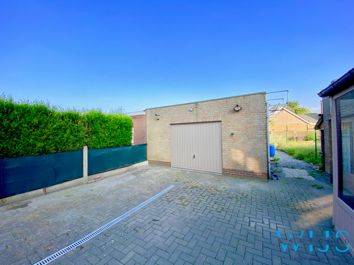 Op te frissen/te renoveren gezinswoning op TOPlocatie te ERTVELDE! 