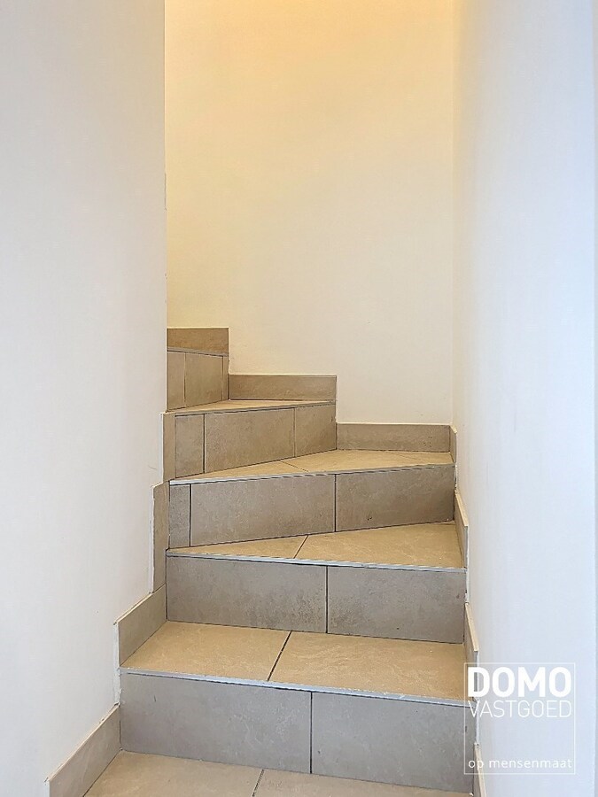 GERENOVEERD DUPLEXAPPARTEMENT MET 2 SLAAPKAMERS OP GOEDE LOCATIE IN KURINGEN 