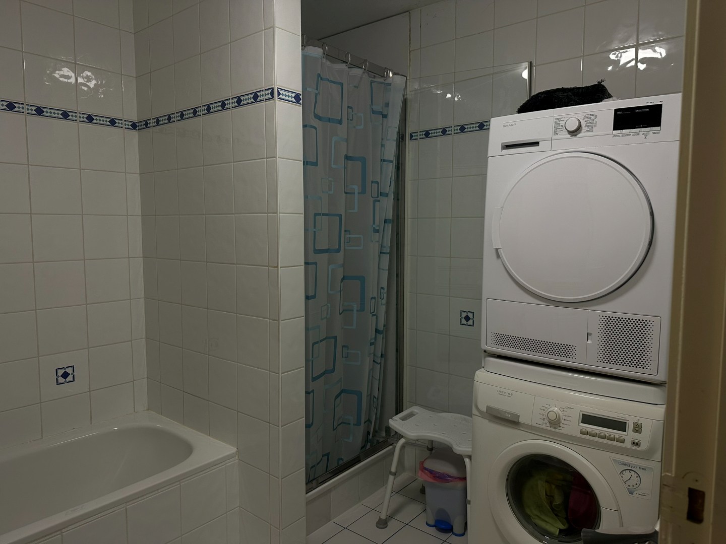 Gemeubeld appartement met twee slaapkamers en garage 