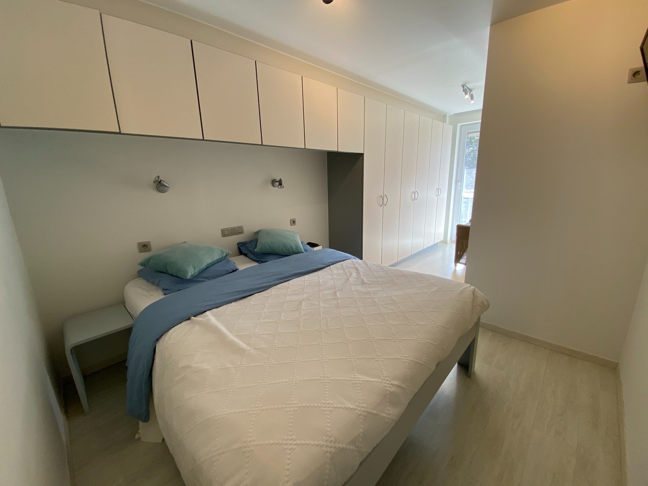 GEMEUBELD - Super gelegen en perfect onderhouden appartement, gelegen in de Van Bunnenlaan. 