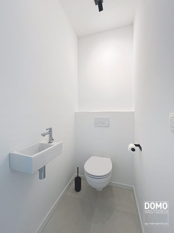 NIEUWBOUW 2 SLAAPKAMER APPARTEMENT MET TERRAS, AUTOSTANDPLAATS EN KELDERBERGING TE KERMT 