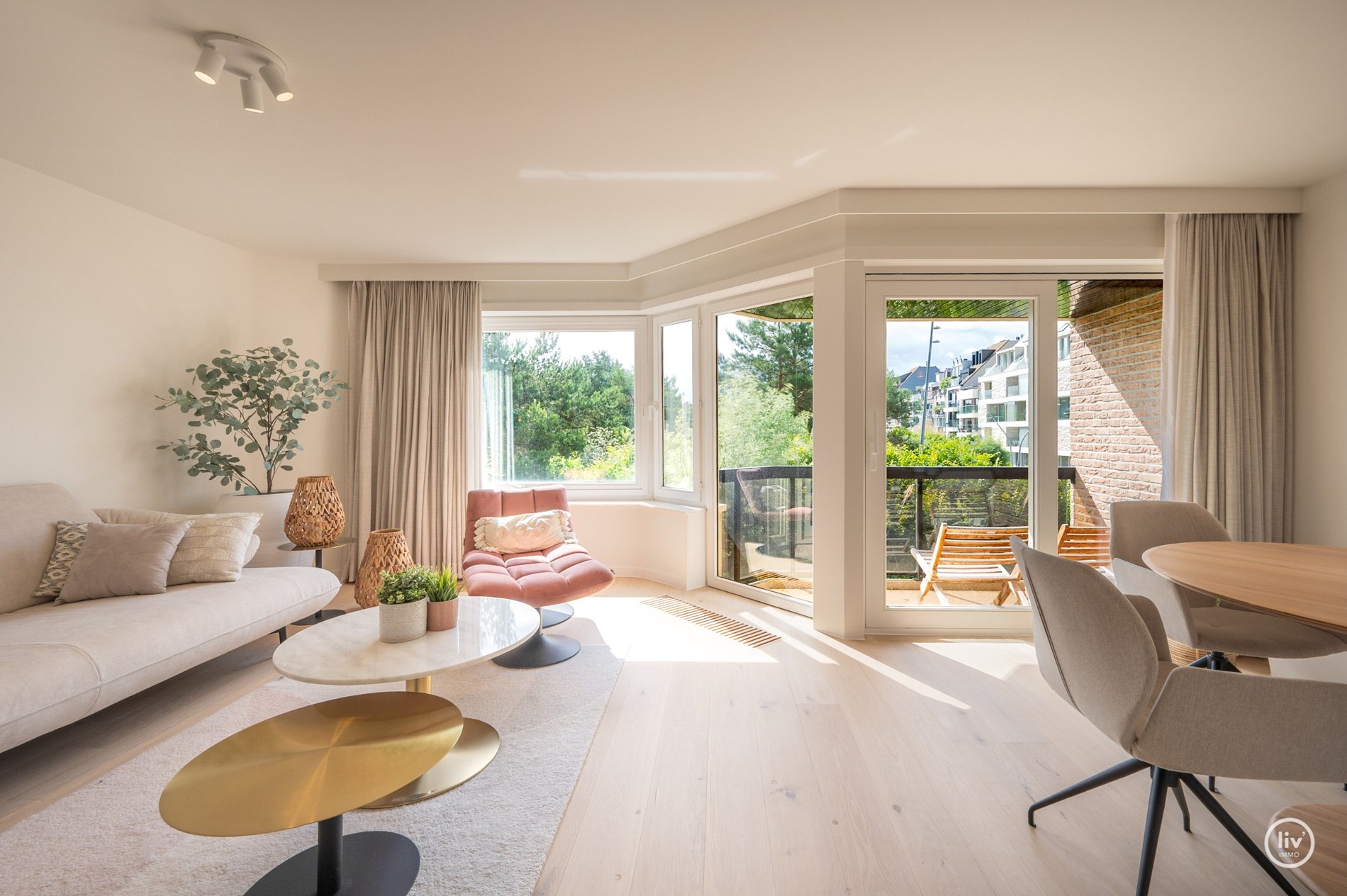 Magnifique appartement rénové de 2 chambres avec de belles vues sur le parc Yzer à Knokke. 