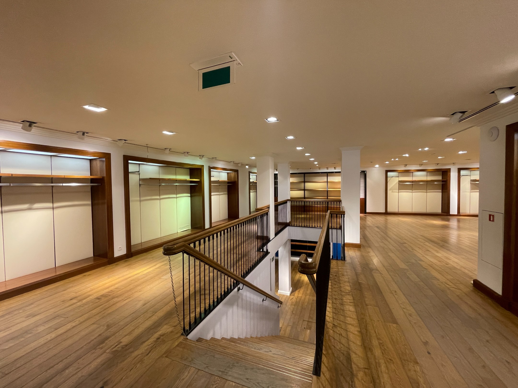 Local commercial exclusif à louer - emplacement de choix sur la Place m’as-tu-vu, à Knokke. POP-UP possible ! 