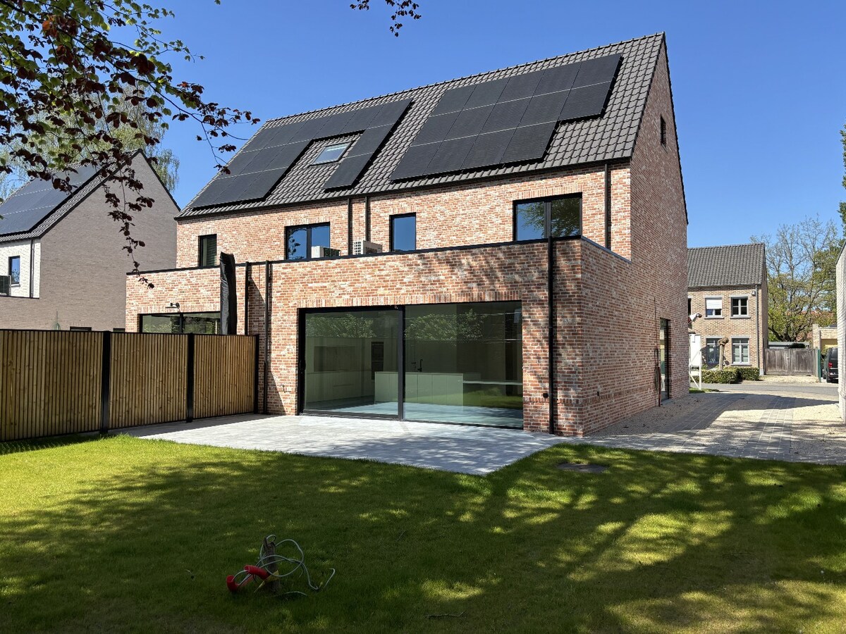 Moderne landelijke nieuwbouw woning met A+ energieprestatie in rustige wijk 