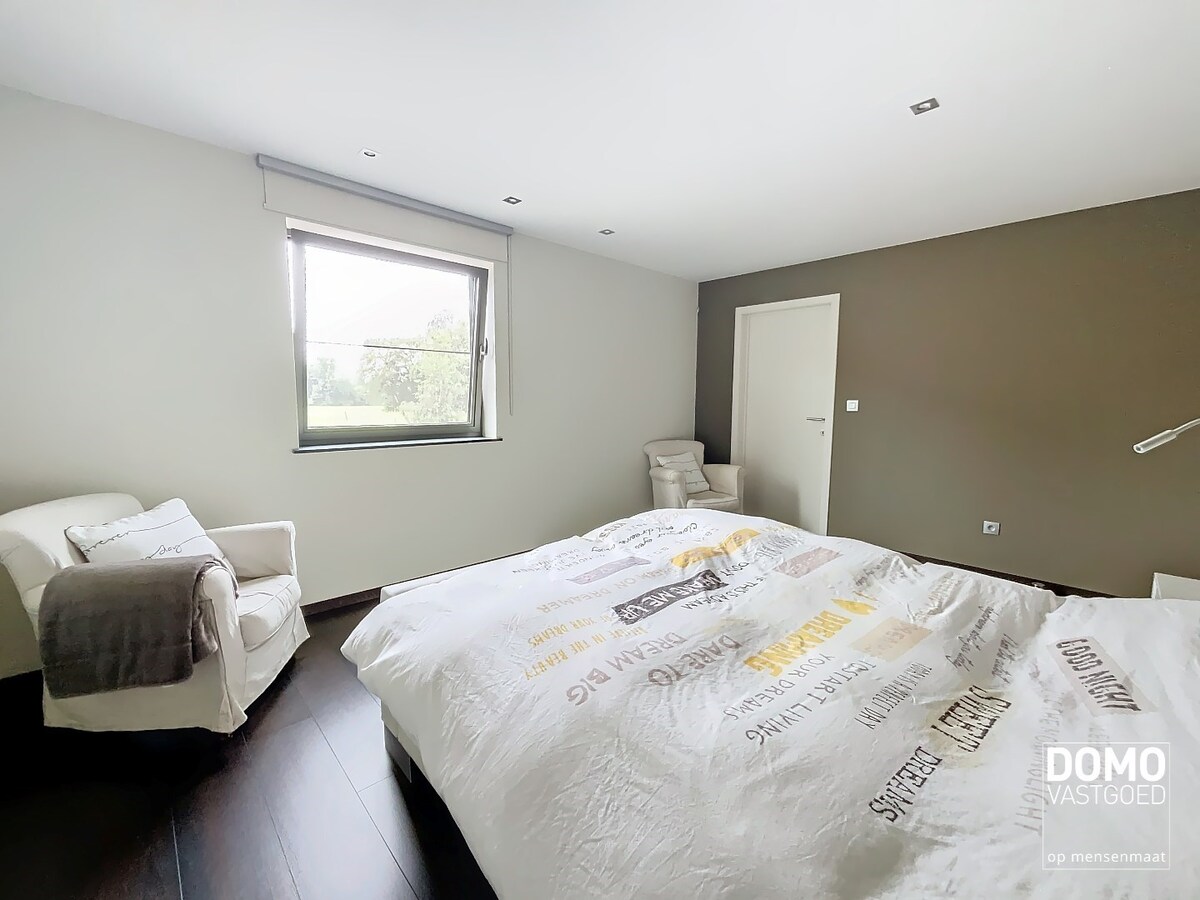 MODERNE OPEN BEBOUWING MET TUIN, INPANDIGE GARAGE EN 2 SLAAPKAMERS TE STOKROOIE 