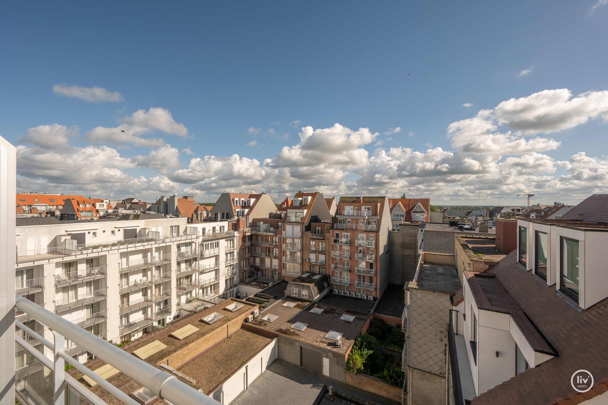 Prachtig gerenoveerd appartement op de zevende verdieping, op een absolute topligging aan de Zeedijk tussen het Lichttorenplein en het Albertplein. Dankzij de hoge ligging geniet het appartement van e 