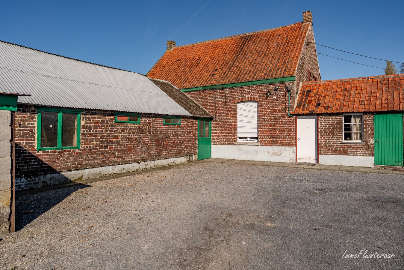 Renovated farmhouse with stables and pasture on approximately 1.7 hectares in Nazareth. 