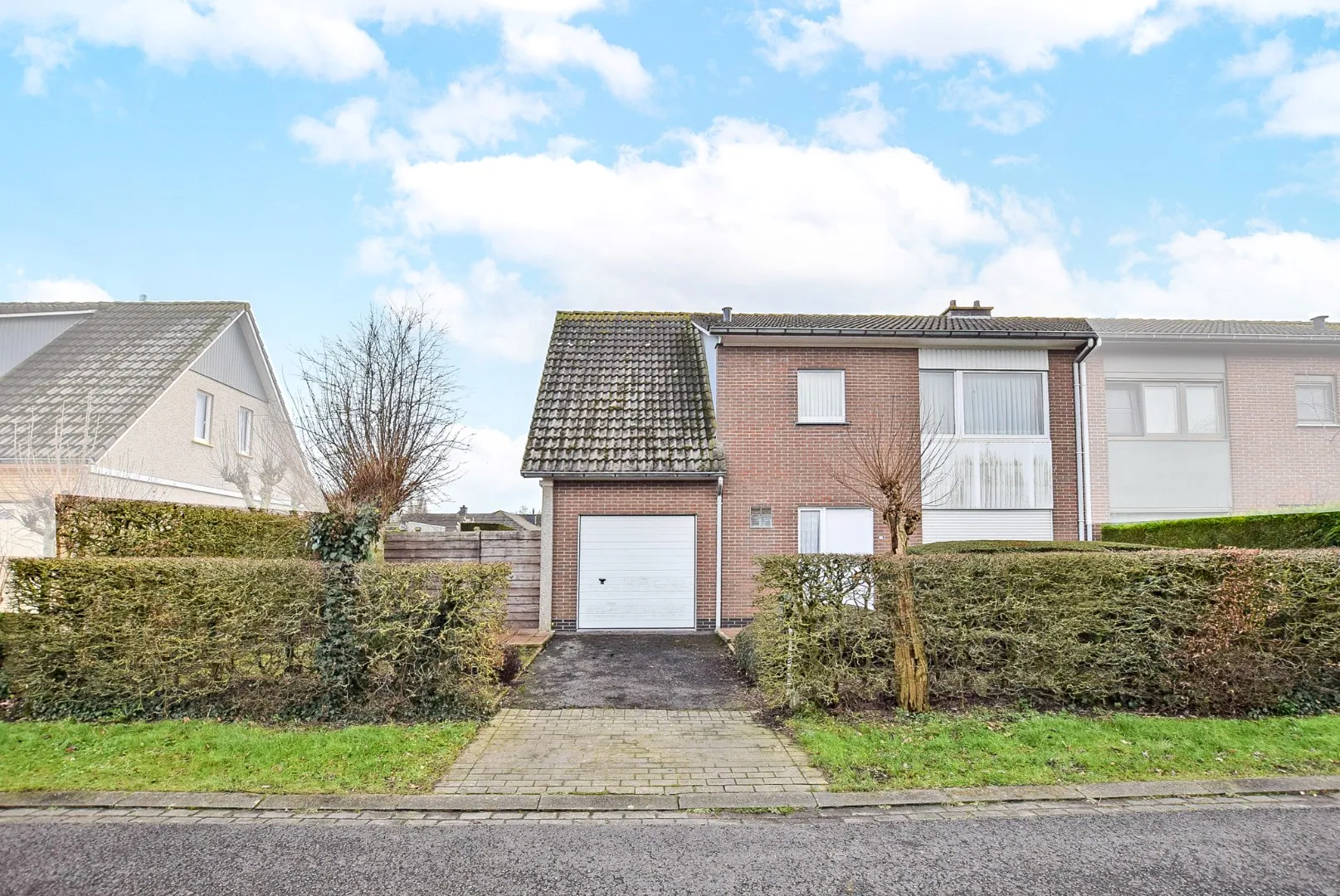 Halfopen bebouwing met 4 slaapkamers op 429m² in centrum Diksmuide!