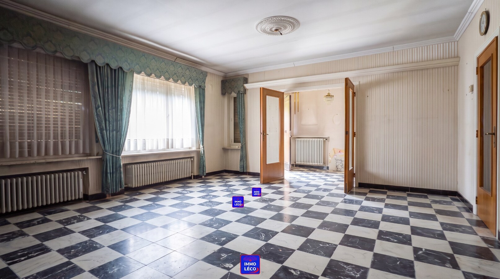Immeuble de rapport : Maison, entrepôt, double garage et grand parking, excellent potentiel ! 
