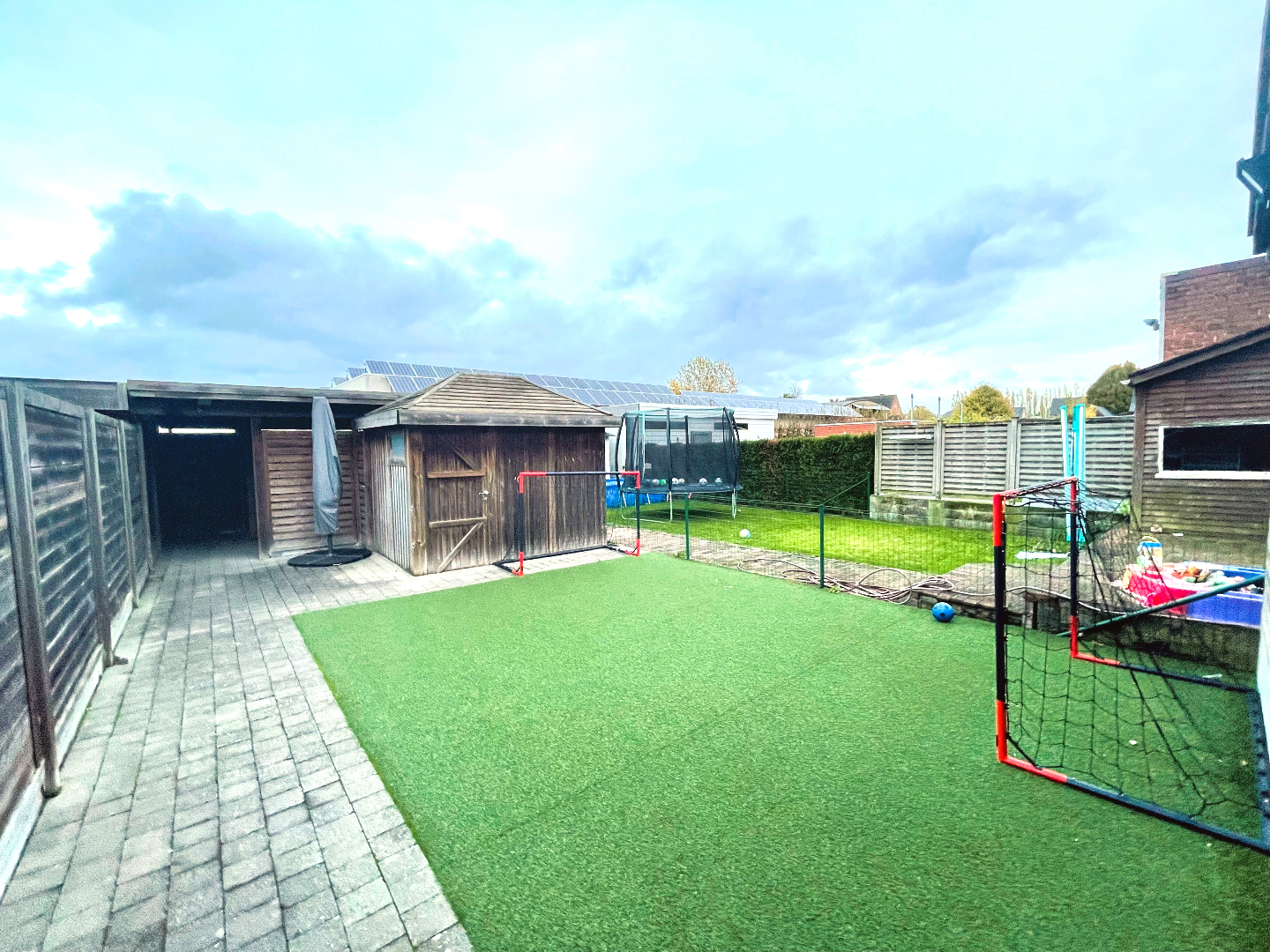 Gezellige rijwoning met 3 slaapkamers en uitweg 