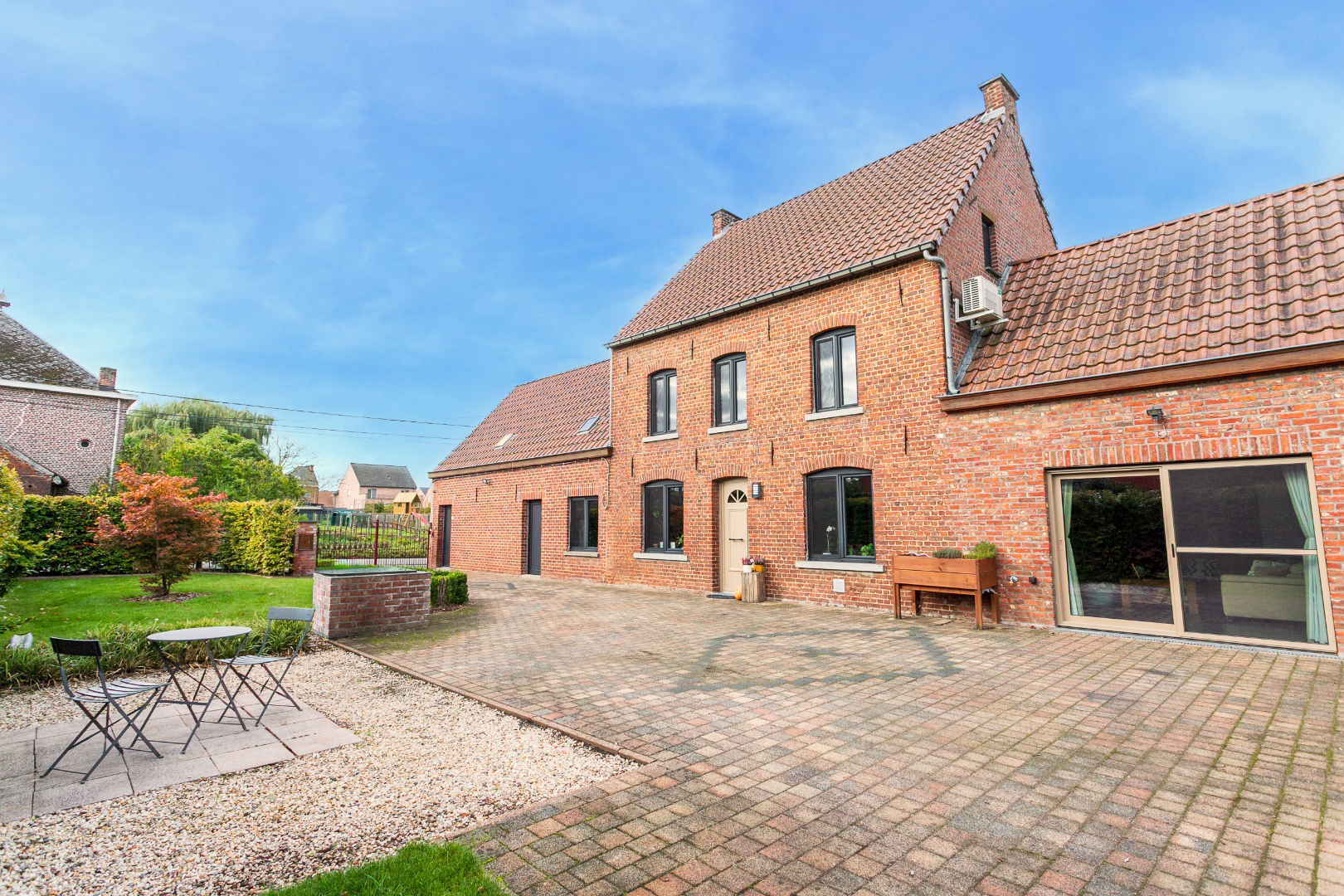 Charmante en instapklare villa (EPC C) met 3 slpks, prachtige tuin, ruime schuur en tal van mogelijkheden 