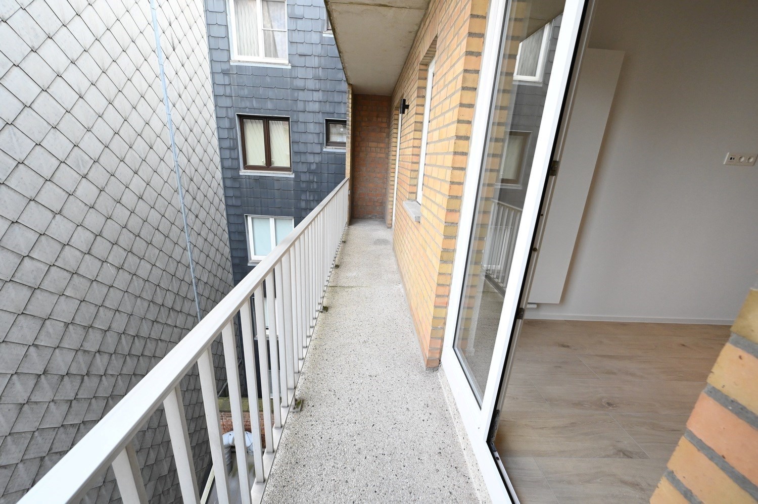 Non meublé - Neuf - Appartement luxueusement rénové avec 3 chambres et une vue dégagée sur la place du Bourgmestre Frans Desmidt. 