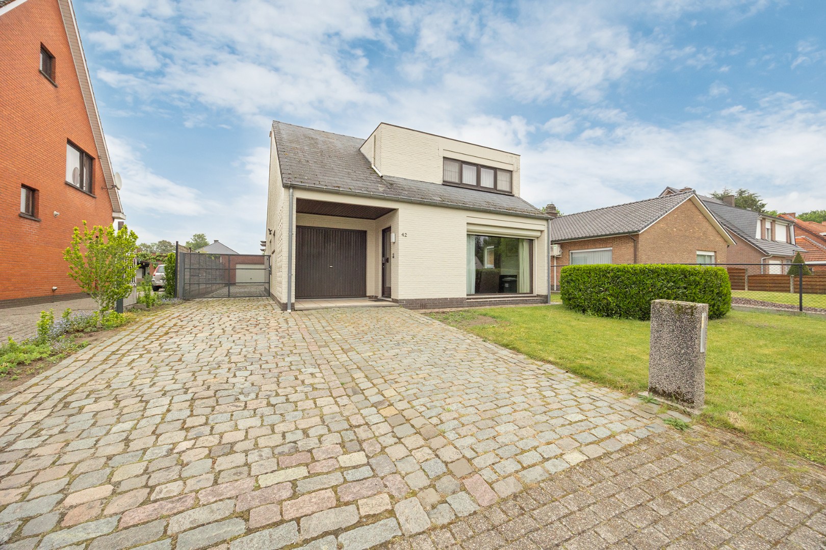 Open bebouwing met tuin en garage 