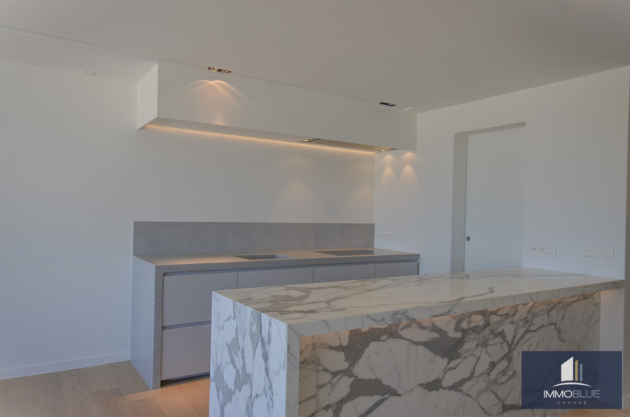 Exclusief – Stijlvol volledig gerenoveerd appartement met frontaal zeezicht. 