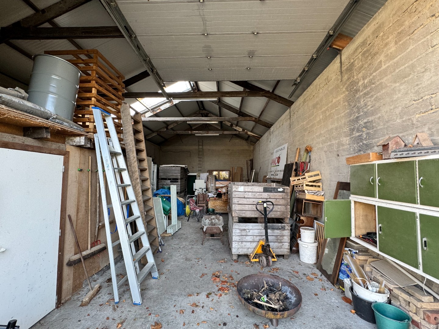 Ruime woning met loods en landbouwgrond op groene locatie nabij Waregem. 