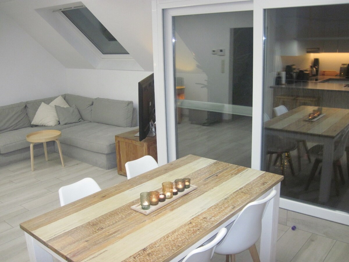 LUXUEUS 3-SLPK-APPARTEMENT  (zonder vaste kosten!). 