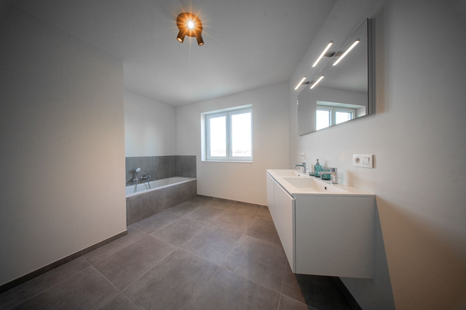 Stijlvolle en ruime nieuwbouwwoning met garage en tuin op 555 m² 