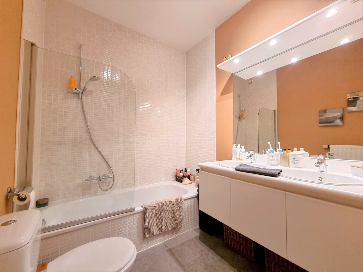 Centraal gelegen gelijkvloers appartement met twee slaapkamers en stadskoer 