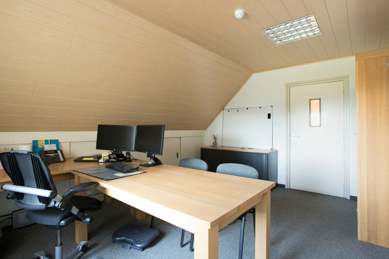 Deze vrijstaande woning met bedrijfsgebouwen staat tegen het bedrijventerrein van Reusel. 